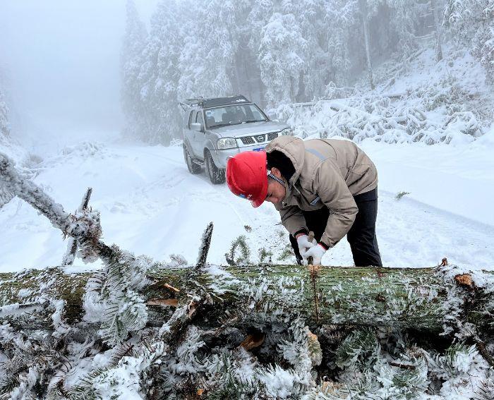 檢修員在通往風(fēng)機(jī)平臺(tái)的途中，清理積雪路障（拍攝者：高述科）