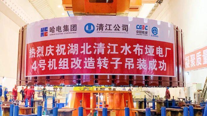 3、水布埡電廠4號機組轉(zhuǎn)子吊裝（向睿 攝）