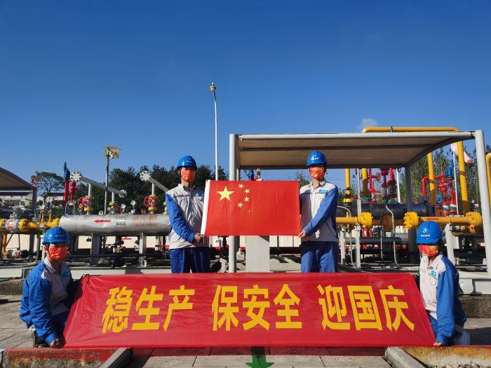 3.4堅守-9月29日，省天然氣公司紅安分輸站員工與國旗同框（拍攝：汪中圓）
