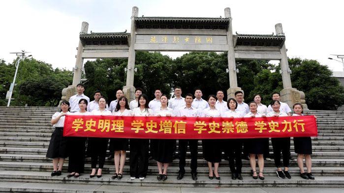 7.5團結(jié)-6月2日，省天然氣公司《沒有共產(chǎn)黨就沒有新中國》紅歌拍攝現(xiàn)場-烈士陵園獻花合照（拍攝：李凱）
