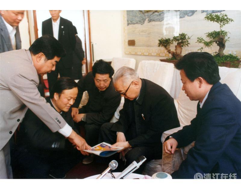 1988年4月，全國(guó)政協(xié)主席李先念在宜昌聽取清江開發(fā)匯報(bào)