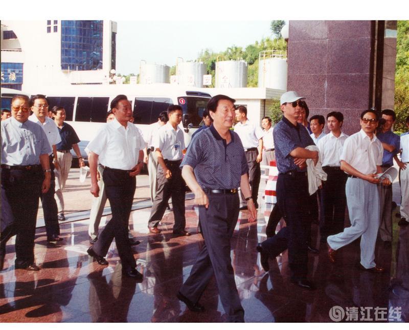 2001年7月，國(guó)務(wù)院總理朱镕基、副總理吳邦國(guó)視察清江