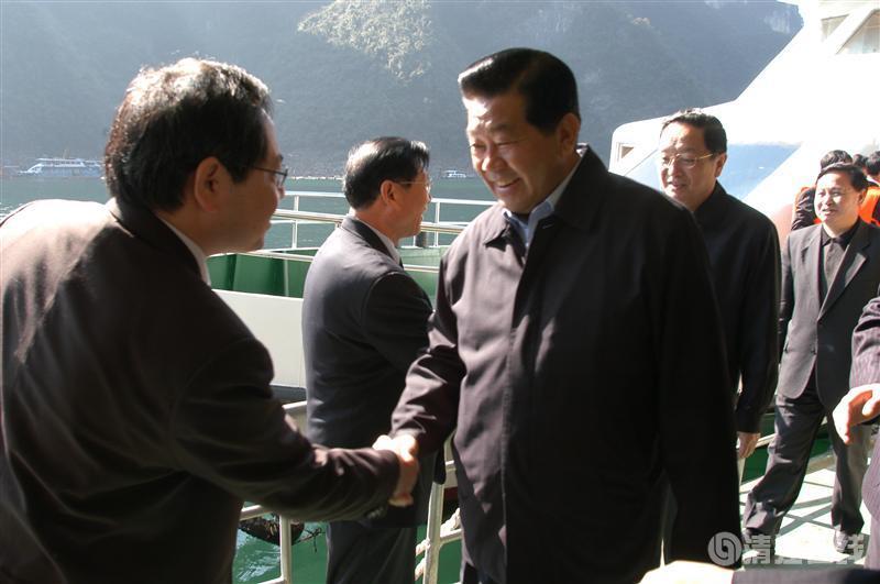 2004年11月，全國(guó)政協(xié)主席賈慶林視察清江