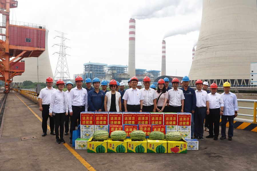2024年7月11日，涂山峰慰問鄂州發(fā)電公司防汛保供一線員工（攝影：王鑫）